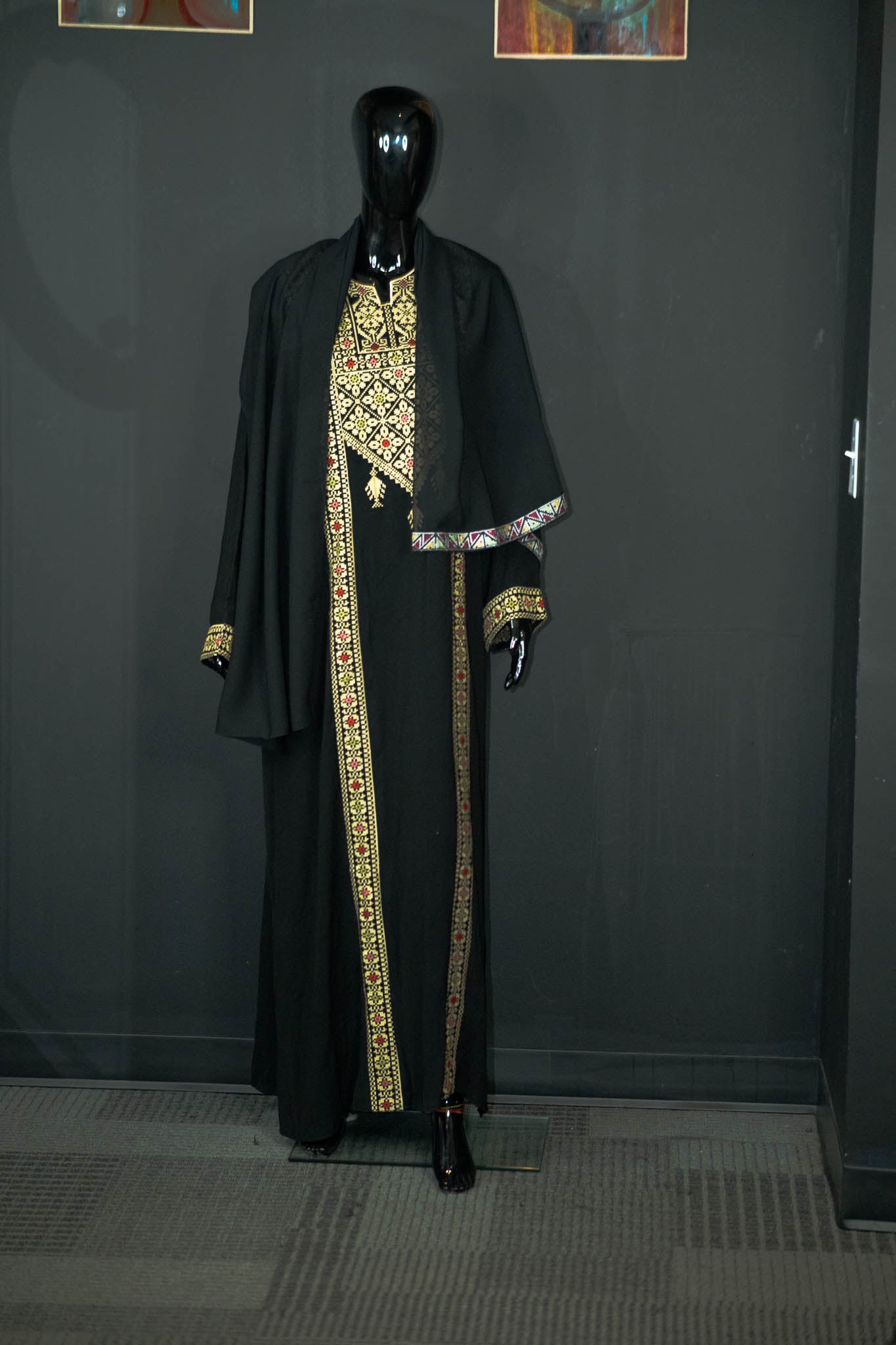 Silky 1 Piece Abaya w/ Intricate Pattern