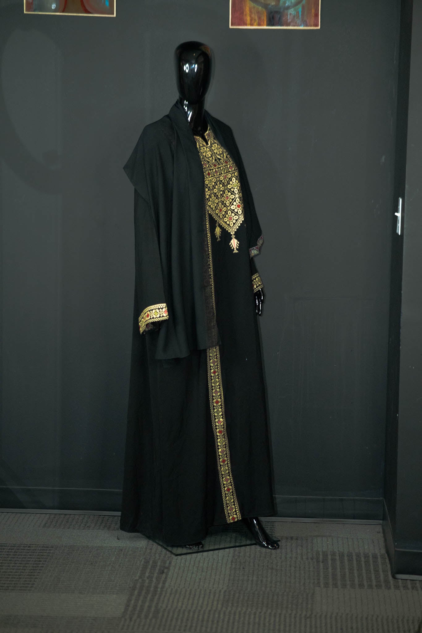 Silky 1 Piece Abaya w/ Intricate Pattern